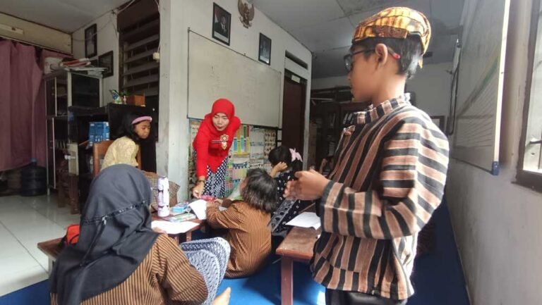 SDN Susukan 04 Ungaran Timur menghadapi tantangan pendidikan inklusif dengan 23 anak berkebutuhan khusus dari 144 murid, Senin (15/9/2025). Karena keterbatasan tenaga pendidik, hanya ada satu pendamping, yakni pustakawan Rina Puspitasari, yang merangkap tugas. Sekolah berharap dukungan pemerintah untuk sarana, ruang kelas, dan tenaga profesional.