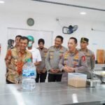 Kapolri Jenderal Polisi Listyo Sigit Prabowo menegaskan pentingnya menjaga kualitas gizi dan kebersihan makanan di Sentra Produksi Pangan Gizi (SPPG) Polri. Penekanan itu disampaikan saat meninjau SPPG Polri di Desa Kadirejo, Kabupaten Semarang, Selasa (23/9/2025). Upaya ini mendukung program nasional Makan Bergizi Gratis melalui pengawasan ketat produksi hingga distribusi.
