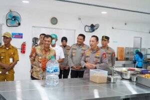 Kapolri Jenderal Polisi Listyo Sigit Prabowo menegaskan pentingnya menjaga kualitas gizi dan kebersihan makanan di Sentra Produksi Pangan Gizi (SPPG) Polri. Penekanan itu disampaikan saat meninjau SPPG Polri di Desa Kadirejo, Kabupaten Semarang, Selasa (23/9/2025). Upaya ini mendukung program nasional Makan Bergizi Gratis melalui pengawasan ketat produksi hingga distribusi.