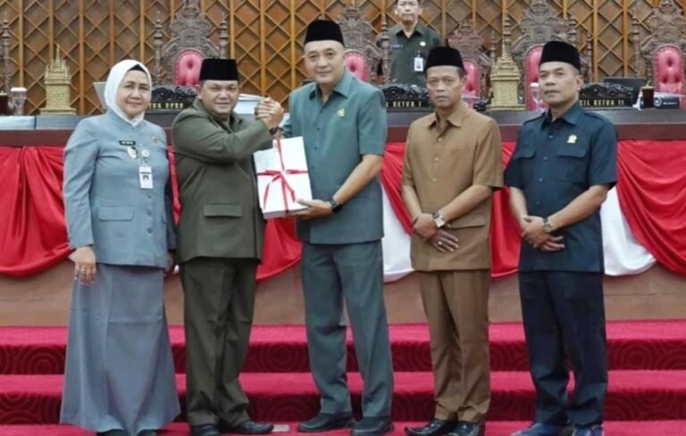 DPRD Kabupaten Semarang membatalkan kenaikan tunjangan perumahan dan transportasi yang semula masuk APBD Perubahan 2025. Keputusan ini diumumkan Ketua DPRD Bondan Marutohening di Ungaran, Selasa (16/9/2025), merespons aspirasi masyarakat. Dana Rp2,38 miliar dialihkan untuk program prioritas seperti stunting, beasiswa, dan bantuan UMKM.