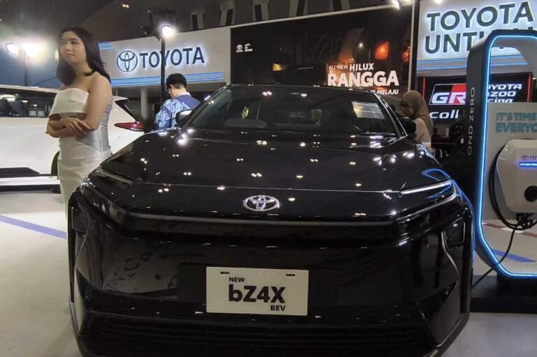 Toyota meluncurkan bZ4X facelift di GIIAS Semarang 2025 melalui PT Toyota Astra Motor di Muladi Dome UNDIP pada 24 September 2025. Produksi lokal dilakukan untuk mendukung industri otomotif nasional sekaligus memperluas akses kendaraan listrik. Penyegaran desain, baterai, dan konektivitas terbaru dihadirkan untuk pengalaman berkendara modern.
