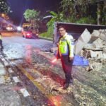 Kecelakaan tunggal truk Mitsubishi Colt Diesel terjadi di Jalan Lingkar Selatan Salatiga, Kamis pagi 4 September 2025. Truk bermuatan telur yang dikemudikan Arif Wibowo oleng karena sopir mengantuk, lalu terguling di kawasan Sumur Wali. Polisi dan BPBD segera mengamankan lokasi serta membersihkan jalan agar aman dilalui.