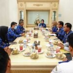 Agen PO Bus Terminal Tingkir Salatiga mengeluhkan turunnya pendapatan akibat terminal bayangan di Karanggede, Boyolali. Wakil Wali Kota Salatiga Nina Agustin dan Wakil Bupati Boyolali Dwi Fajar Nirwana bertemu untuk membahas solusi. Pemprov Jateng akan dilibatkan karena lokasi berada di jalan provinsi, dengan rencana penertiban Dishub dan Satpol PP.