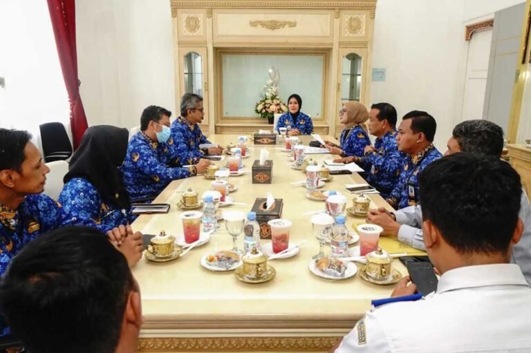 Agen PO Bus Terminal Tingkir Salatiga mengeluhkan turunnya pendapatan akibat terminal bayangan di Karanggede, Boyolali. Wakil Wali Kota Salatiga Nina Agustin dan Wakil Bupati Boyolali Dwi Fajar Nirwana bertemu untuk membahas solusi. Pemprov Jateng akan dilibatkan karena lokasi berada di jalan provinsi, dengan rencana penertiban Dishub dan Satpol PP.