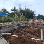 Pemerintah Kota Salatiga tengah mengerjakan sekitar 140 proyek infrastruktur, mulai jalan, jembatan, hingga gedung, dengan target selesai 20 Desember 2025. Proyek strategis seperti kantor kelurahan, Disdukcapil, dan TWR dipantau ketat oleh DPUPR serta konsultan pengawas. Meski ada kendala teknis, mayoritas pekerjaan berjalan sesuai jadwal.
