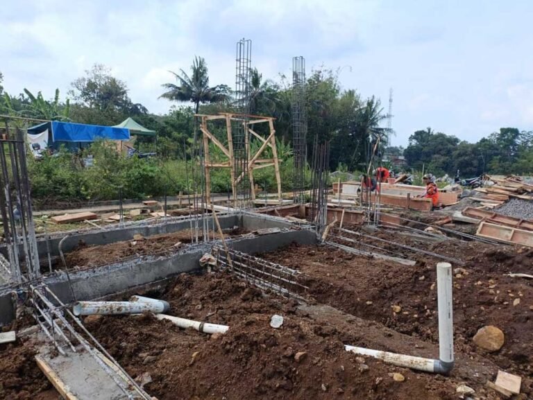 Pemerintah Kota Salatiga tengah mengerjakan sekitar 140 proyek infrastruktur, mulai jalan, jembatan, hingga gedung, dengan target selesai 20 Desember 2025. Proyek strategis seperti kantor kelurahan, Disdukcapil, dan TWR dipantau ketat oleh DPUPR serta konsultan pengawas. Meski ada kendala teknis, mayoritas pekerjaan berjalan sesuai jadwal.