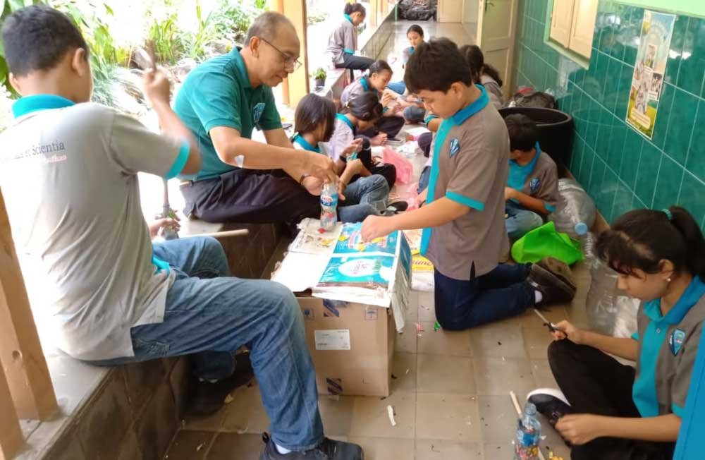 Siswa SMP Stella Matutina Salatiga melakukan eksperimen pengumpulan sampah plastik selama sebulan untuk memahami persoalan sampah nasional, Selasa (28/10/2025). Kegiatan dipandu guru Virene Iri, menghasilkan rata-rata 30 kg sampah per siswa. Hasilnya diolah menjadi produk bermanfaat seperti ecobricks sebagai edukasi pengelolaan lingkungan.
