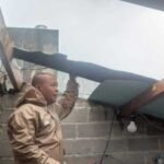 Angin puting beliung melanda Kota Salatiga, Jawa Tengah, pada Kamis (30/10/2025) siang dan merusak sejumlah rumah di Kelurahan Kalicacing, Kecamatan Sidomukti. Peristiwa terjadi saat hujan deras disertai angin kencang. Warga dibantu aparat segera bergotong royong memperbaiki rumah yang rusak tanpa korban jiwa.