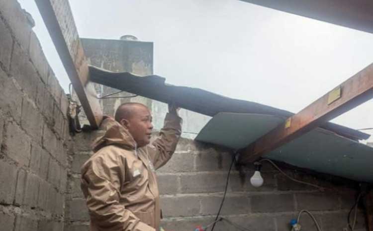 Angin puting beliung melanda Kota Salatiga, Jawa Tengah, pada Kamis (30/10/2025) siang dan merusak sejumlah rumah di Kelurahan Kalicacing, Kecamatan Sidomukti. Peristiwa terjadi saat hujan deras disertai angin kencang. Warga dibantu aparat segera bergotong royong memperbaiki rumah yang rusak tanpa korban jiwa.