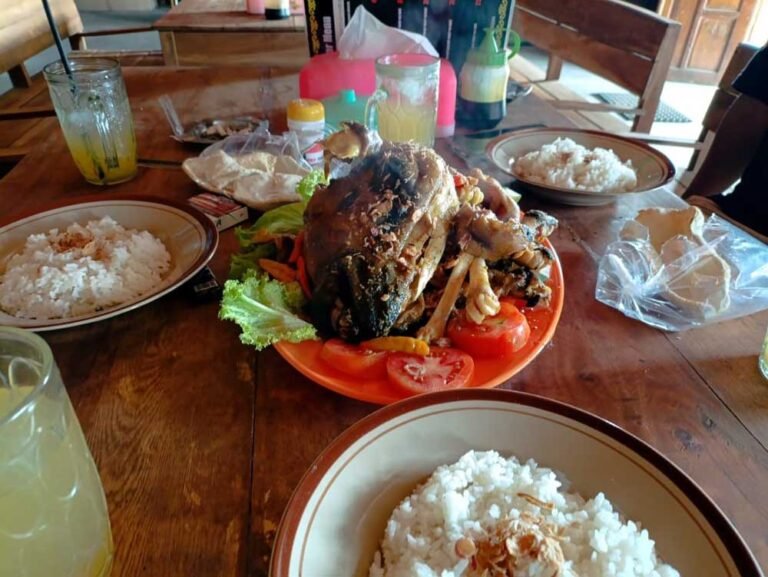 Pemerintah Kota Salatiga mengangkat kuliner heritage sebagai daya tarik wisata utama dengan promosi gencar di media sosial dan event nasional. Kepala Disbudpar Henni Mulyani menekankan kekuatan kuliner serta budaya lokal. Program ini berlangsung di Salatiga sejak awal Oktober 2025 untuk meningkatkan kunjungan wisata melalui festival, promosi, dan paket wisata.