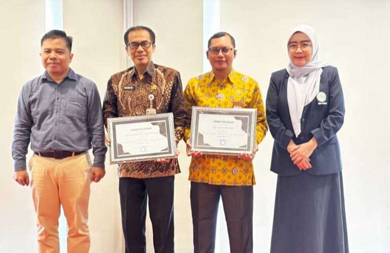 BPJS Kesehatan Cabang Ungaran memberikan penghargaan kepada enam faskes terbaik di wilayahnya pada 2025 karena dinilai berkomitmen mendukung Program Jaminan Kesehatan Nasional (JKN). Kegiatan yang digelar di Ungaran ini dipimpin Kepala BPJS Subkhan sebagai bentuk apresiasi dan dorongan peningkatan mutu layanan kesehatan.