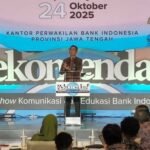 Bank Indonesia memperkuat literasi dan komunikasi kebijakan ekonomi melalui “Rekomendasi 2025: Roadshow Komunikasi dan Edukasi” di Jawa Tengah, Jumat (24/10/2025). Kegiatan yang diikuti akademisi, guru, mahasiswa, dan UMKM ini bertujuan membangun sinergi dan pemahaman ekonomi nasional lewat pelatihan, seminar, serta peluncuran Duta Komunikasi.