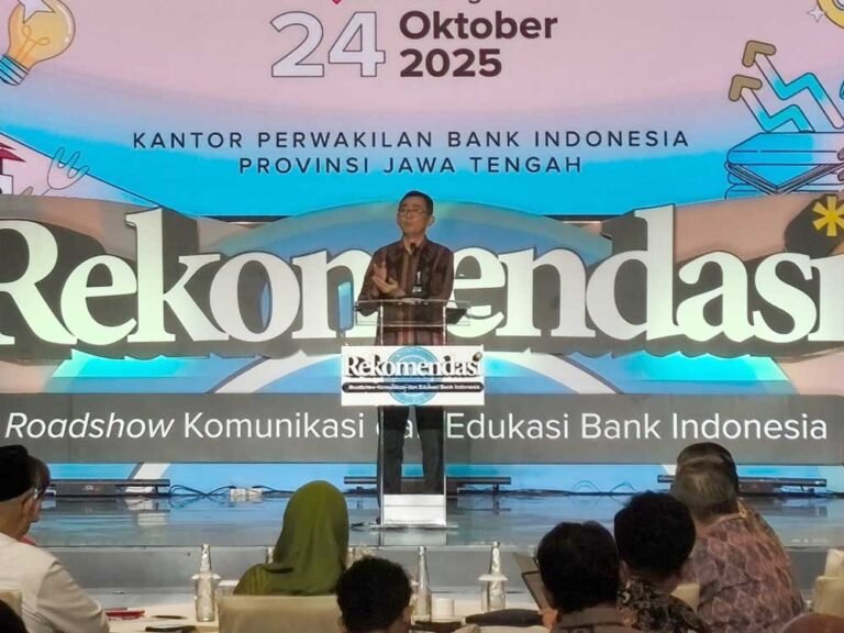 Bank Indonesia memperkuat literasi dan komunikasi kebijakan ekonomi melalui “Rekomendasi 2025: Roadshow Komunikasi dan Edukasi” di Jawa Tengah, Jumat (24/10/2025). Kegiatan yang diikuti akademisi, guru, mahasiswa, dan UMKM ini bertujuan membangun sinergi dan pemahaman ekonomi nasional lewat pelatihan, seminar, serta peluncuran Duta Komunikasi.