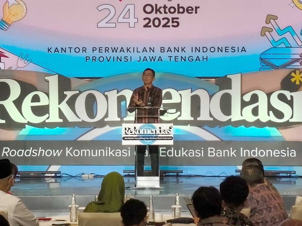 Bank Indonesia memperkuat literasi dan komunikasi kebijakan ekonomi melalui “Rekomendasi 2025: Roadshow Komunikasi dan Edukasi” di Jawa Tengah, Jumat (24/10/2025). Kegiatan yang diikuti akademisi, guru, mahasiswa, dan UMKM ini bertujuan membangun sinergi dan pemahaman ekonomi nasional lewat pelatihan, seminar, serta peluncuran Duta Komunikasi.