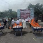 Sebanyak 3.969.730 batang rokok ilegal dimusnahkan di Alun-alun Bung Karno, Ungaran Timur, Kabupaten Semarang, Rabu (22/10/2025). Pemusnahan senilai Rp5,8 miliar ini dilakukan Bea Cukai Semarang dan Pemkab Semarang untuk menekan peredaran rokok ilegal. Barang dimusnahkan dengan cara dibakar di empat wadah besi besar.