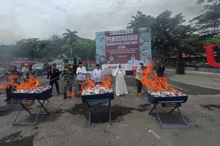 Sebanyak 3.969.730 batang rokok ilegal dimusnahkan di Alun-alun Bung Karno, Ungaran Timur, Kabupaten Semarang, Rabu (22/10/2025). Pemusnahan senilai Rp5,8 miliar ini dilakukan Bea Cukai Semarang dan Pemkab Semarang untuk menekan peredaran rokok ilegal. Barang dimusnahkan dengan cara dibakar di empat wadah besi besar.