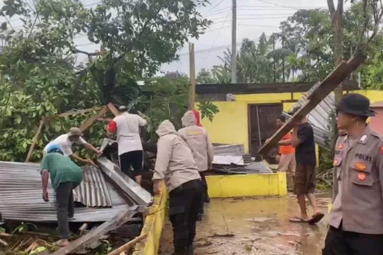 Cuaca ekstrem melanda Kota Salatiga menyebabkan angin kencang, pohon tumbang, dan puluhan rumah rusak. Kepala BPBD Salatiga Roy Anjar pada Kamis (23/10/2025) mengimbau warga tetap waspada karena potensi hujan lebat masih tinggi. BPBD menyiagakan personel 24 jam dan siap merespons laporan warga secara cepat dan gratis.