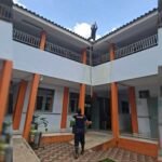 Petugas Damkar Kota Salatiga memberikan dua layanan “perkuncian” dalam satu hari, Jumat (17/10/2025). Kasus pertama terjadi di SLB Negeri Salatiga saat kunci sekolah tersangkut di atap, dan kedua di JLS Randuacir ketika warga terkunci kunci motornya di jok. Semua proses berjalan aman dan lancar.