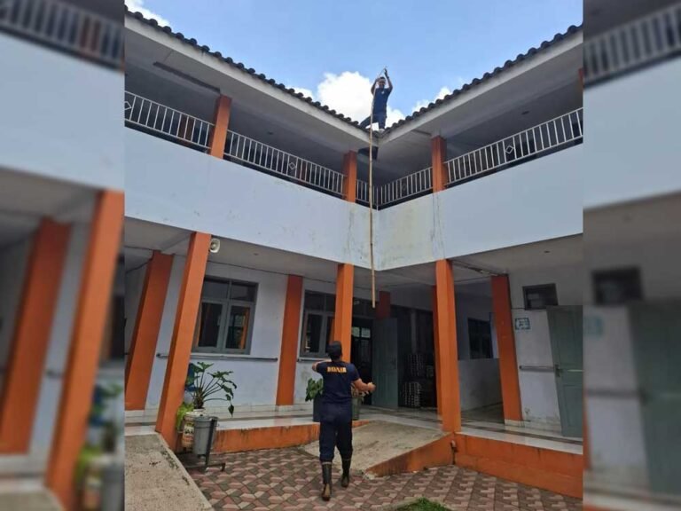 Petugas Damkar Kota Salatiga memberikan dua layanan “perkuncian” dalam satu hari, Jumat (17/10/2025). Kasus pertama terjadi di SLB Negeri Salatiga saat kunci sekolah tersangkut di atap, dan kedua di JLS Randuacir ketika warga terkunci kunci motornya di jok. Semua proses berjalan aman dan lancar.