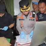 Polres Salatiga dipimpin Kapolres AKBP Veronica menggeledah rumah pimpinan Koperasi BLN di Jalan Merdeka Selatan, Sidorejo, Jumat (3/10/2025). Penggeledahan disaksikan pejabat setempat, kuasa hukum korban, serta nasabah. Polisi menemukan sejumlah dokumen penting untuk penyelidikan lanjutan. Langkah ini diapresiasi korban yang berharap kasus dituntaskan.