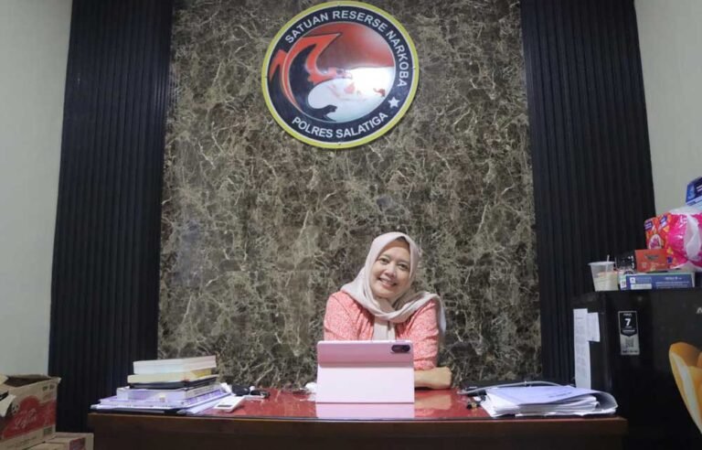 Satresnarkoba Polres Salatiga meraih peringkat ke-15 dari 35 Polres jajaran Polda Jateng dalam evaluasi Oktober 2025 berkat keberhasilan mengungkap berbagai kasus narkoba. Capaian ini hasil kerja keras tim di bawah pimpinan AKP Henri Widyoriani dengan dukungan Kapolres AKBP Veronica yang menekankan semangat Presis