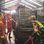 Kebakaran melanda pabrik briket PT Susara Berkah Bersama milik Ratna Ida Santi di Jalan Rono Sentiko, Blotongan, Salatiga, Sabtu (18/10/2025) dini hari. Api diduga akibat kerusakan kipas pendingin mesin briket. Enam unit Damkar dikerahkan dan api padam dalam dua jam, tanpa korban jiwa.