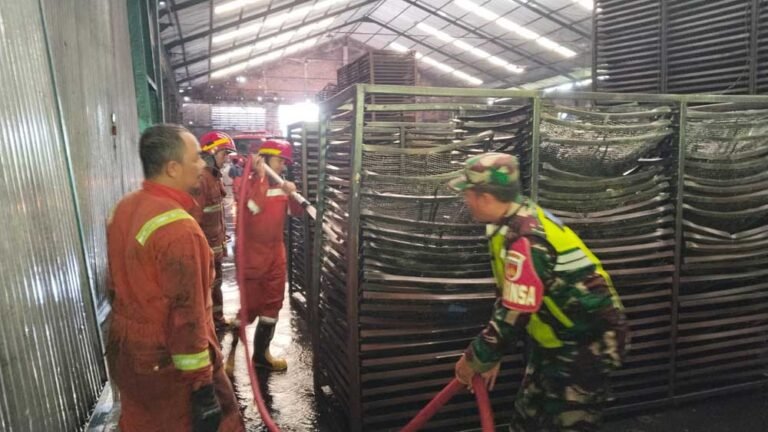Kebakaran melanda pabrik briket PT Susara Berkah Bersama milik Ratna Ida Santi di Jalan Rono Sentiko, Blotongan, Salatiga, Sabtu (18/10/2025) dini hari. Api diduga akibat kerusakan kipas pendingin mesin briket. Enam unit Damkar dikerahkan dan api padam dalam dua jam, tanpa korban jiwa.