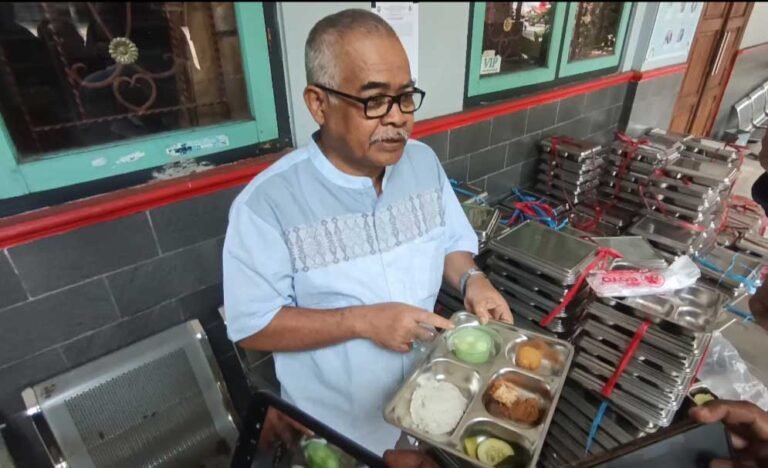 Puluhan siswa SDN Ungaran 01, Kabupaten Semarang, diduga keracunan usai menyantap makan bergizi gratis pada Selasa (30/9/2035). Dinas Kesehatan menurunkan tim cepat untuk penanganan dan mengambil sampel makanan. Pemkab Semarang menegaskan pentingnya SOP ketat, higiene, hingga sertifikasi sanitasi guna mencegah kasus serupa terulang.