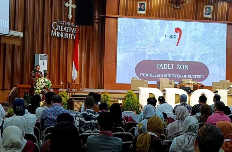 Menteri Kebudayaan RI Fadli Zon membuka UISPP Inter-Regional Conference 2025 bertema “Asian Prehistory Today” di Universitas Kristen Satya Wacana, Salatiga, pada 27 Oktober 2025. Konferensi ini bertujuan memperkuat kolaborasi ilmiah dan pelestarian warisan prasejarah Asia melalui forum akademik internasional selama 10 hari.