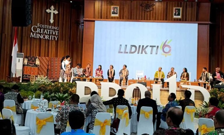 Universitas Kristen Satya Wacana (UKSW) Salatiga membuka Gelar Inovasi Harmoni Nusantara (GIHN) 2025 pada 7 Oktober 2025. Acara ini mempertemukan para rektor dan pimpinan universitas untuk memperkuat ekosistem inovasi nasional. Forum berlangsung interaktif dengan berbagi gagasan riset berkelanjutan demi Indonesia Emas 2045.