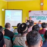 SMP IT Izzatul Islam Getasan menggelar Seminar Parenting bagi orang tua siswa kelas VII dan IX di Ruang Perpustakaan sekolah, Sabtu (4/10/2025). Acara menghadirkan pakar parenting Agus Setiawan yang menekankan pentingnya keharmonisan keluarga. Seminar juga dirangkai dengan penyerahan hasil belajar siswa serta sesi interaktif dengan game edukatif.