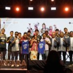Momen penutupan Gelar Inovasi Harmoni Nusantara (GIHN) 2025 di UKSW, Rabu (08/10/2025), menjadi istimewa saat Gubernur Jawa Tengah Ahmad Luthfi memberi apresiasi kepada tim basket Satya Wacana Salatiga atas raihan medali perak di POMNAS. Penghargaan ini menegaskan komitmen UKSW dalam membina prestasi olahraga mahasiswa melalui semangat sportivitas dan persatuan.