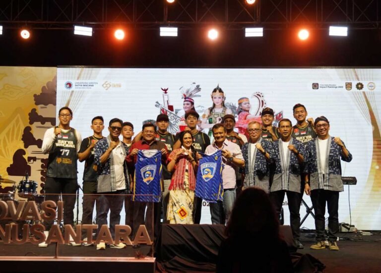 Momen penutupan Gelar Inovasi Harmoni Nusantara (GIHN) 2025 di UKSW, Rabu (08/10/2025), menjadi istimewa saat Gubernur Jawa Tengah Ahmad Luthfi memberi apresiasi kepada tim basket Satya Wacana Salatiga atas raihan medali perak di POMNAS. Penghargaan ini menegaskan komitmen UKSW dalam membina prestasi olahraga mahasiswa melalui semangat sportivitas dan persatuan.