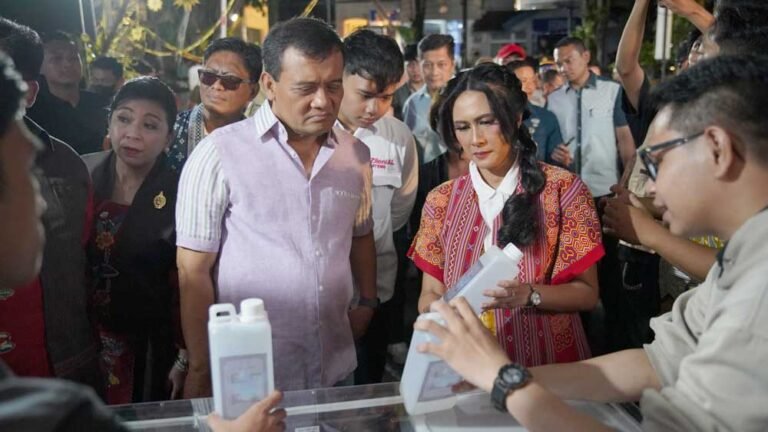 Penutupan Gelar Inovasi Harmoni Nusantara (GIHN) 2025 di Universitas Kristen Satya Wacana (UKSW) Salatiga berlangsung Rabu (8/10/2025) malam dengan kehadiran Gubernur Jawa Tengah Ahmad Luthfi. Acara ini menampilkan karya inovatif mahasiswa UKSW, memperkuat kolaborasi kampus dan pemerintah demi pengembangan ekonomi kreatif berbasis riset.