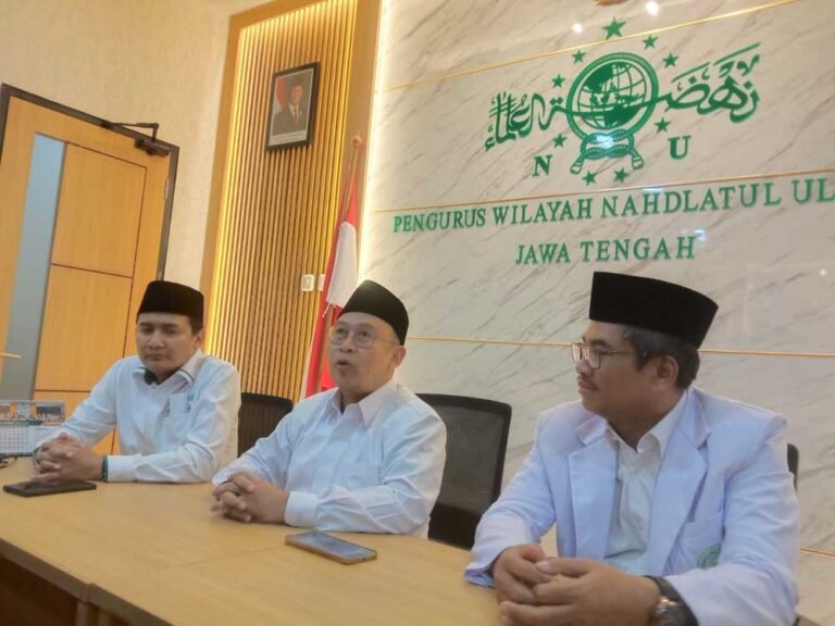 PWNU Jawa Tengah menginisiasi program pelatihan arsitektur dan infrastruktur pesantren pasca tragedi ambruknya Masjid Ponpes Al Khoziny Sidoarjo, Senin, 29 September 2025. Dipimpin KH. Ahmad Zaki Fuad, kegiatan ini digelar di Semarang pada 13 Oktober 2025 untuk meningkatkan kesadaran konstruksi aman bagi pesantren melalui pendampingan dan asesmen teknis.
