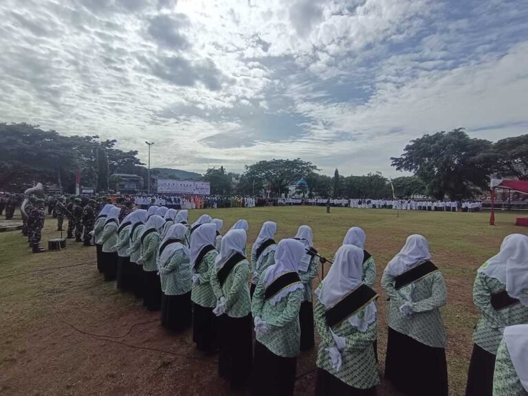 Ribuan santri dari berbagai pondok pesantren di Kabupaten Semarang mengikuti upacara Hari Santri Nasional 2025 di Alun-alun Bung Karno, Kalirejo, Rabu (22/10/2025). Bupati Semarang Ngesti Nugraha menegaskan peran besar santri dalam pembangunan daerah dan menyerahkan sertifikat tanah wakaf sebagai bentuk dukungan terhadap lembaga keagamaan.