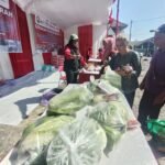 Ratusan warga menyerbu kegiatan Gerakan Pangan Murah (GPM) di Kantor Dispertanikap Kabupaten Semarang, Kamis (16/10/2025). Acara ini digelar untuk memperingati Hari Pangan Sedunia ke-45 dan menjaga stabilitas harga pangan. Pemerintah memberikan subsidi distribusi agar harga kebutuhan pokok dijual lebih murah dari pasar.