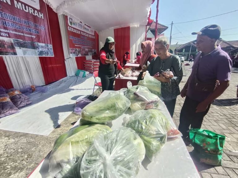 Ratusan warga menyerbu kegiatan Gerakan Pangan Murah (GPM) di Kantor Dispertanikap Kabupaten Semarang, Kamis (16/10/2025). Acara ini digelar untuk memperingati Hari Pangan Sedunia ke-45 dan menjaga stabilitas harga pangan. Pemerintah memberikan subsidi distribusi agar harga kebutuhan pokok dijual lebih murah dari pasar.