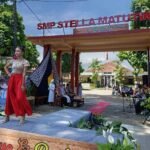 SMP Stella Matutina Salatiga merayakan Hari Batik Nasional dengan cara berbeda, Kamis (2/10/2025). Ratusan siswa tak hanya mengenakan batik, tapi juga membuat batik tulis sendiri dan menampilkannya dalam fashion show di depan sekolah. Acara ini bertujuan mengapresiasi karya siswa sekaligus menumbuhkan kecintaan pada budaya batik.