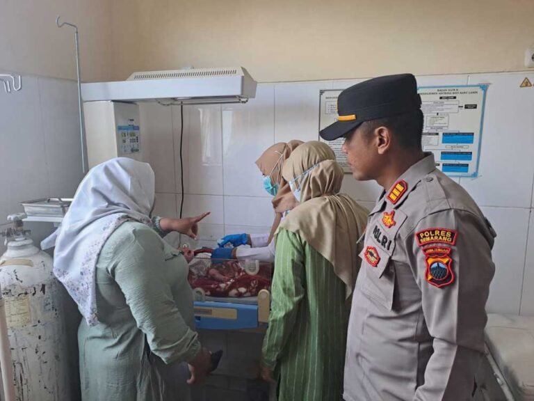 Seorang warga bernama Sofiyatun (61) menemukan bayi laki-laki hidup dalam tas di jalan setapak Dusun Krajan, Desa Wringinputih, Bergas, Kabupaten Semarang, Rabu (22/10/2025) subuh. Bayi berbobot 2,5 kg itu langsung dibawa ke Puskesmas Bergas untuk dirawat setelah dilaporkan ke polisi.