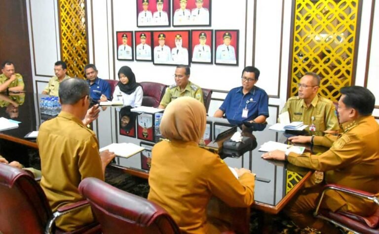 Wali Kota Salatiga, dr. Robby Hernawan, memimpin audiensi di Kantor Wali Kota membahas perkembangan Program Makan Bergizi Gratis (MBG) setelah muncul isu dugaan keracunan. Audiensi ini dihadiri jajaran pejabat terkait. Pemerintah menekankan peningkatan standar higienitas, pelatihan penjamah makanan, serta pembentukan unit reaksi cepat untuk mencegah kasus serupa.