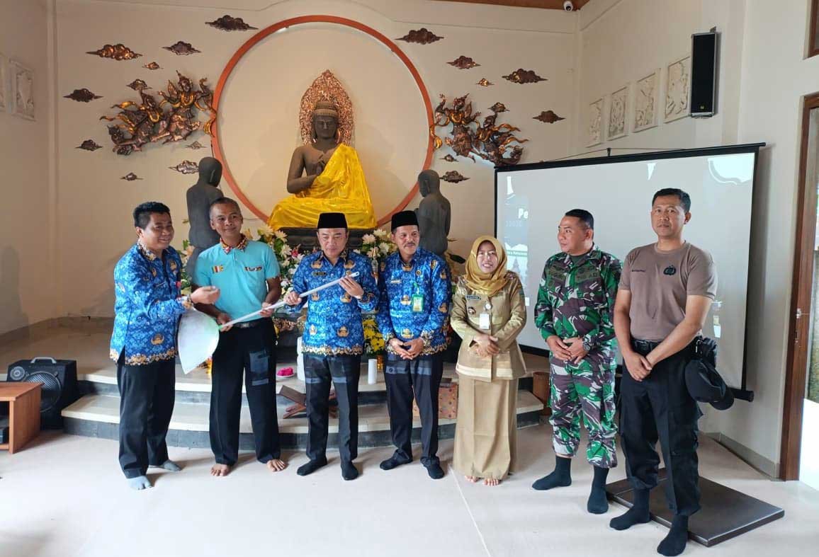 Gerakan PELITA 1 digelar Pengurus Daerah IPARI Kabupaten Semarang di Vihara Rahulavada Regunung, Selasa (28/10/2025). Kegiatan dipimpin Ahmad Fanani dan diikuti 95 penyuluh lintas agama. Aksi ini dilakukan untuk menjaga kebersihan tempat ibadah dan lingkungan melalui kegiatan bersih-bersih serta penanaman pohon.