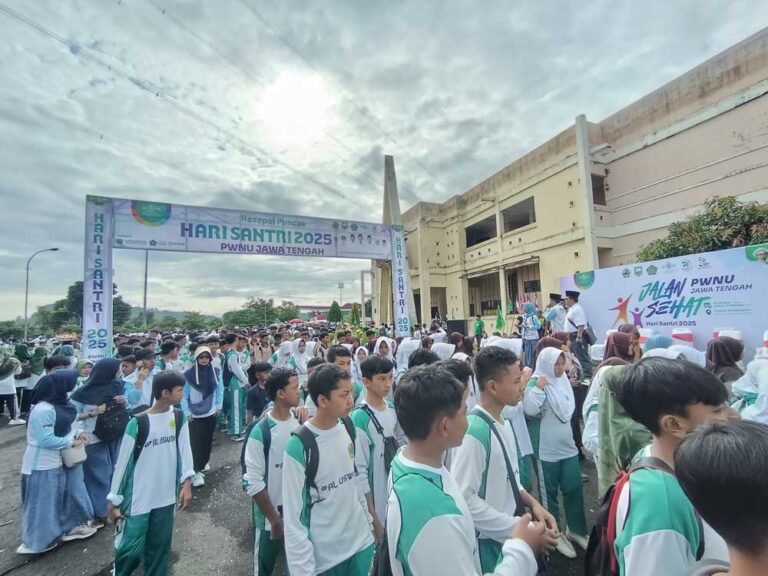 Sebanyak 25 ribu peserta memadati GOR Pandanaran Wujil, Bergas, Kabupaten Semarang, Sabtu (25/10/2025), untuk mengikuti jalan sehat PWNU Jawa Tengah dalam peringatan Hari Santri Nasional 2025. Kegiatan ini digelar guna mempererat silaturahmi, menumbuhkan kebersamaan, dan memeriahkan HSN dengan hadiah menarik serta semangat kebangsaan.