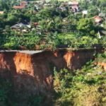 Longsor besar di Dusun Bandungan, Desa Kalongan, Ungaran Timur, disebabkan oleh sumber mata air besar di bawah tanah. Kajian DPU Semarang pada Oktober 2025 menemukan tanah terus lembap dan bergerak, sehingga jalur Ungaran–Demak berubah menjadi jurang. Pemerintah menanganinya melalui koordinasi dengan BNPB dan Kementerian PUPR.