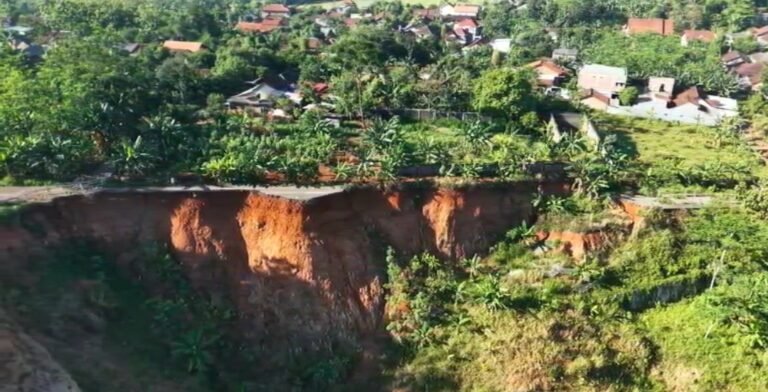 Longsor besar di Dusun Bandungan, Desa Kalongan, Ungaran Timur, disebabkan oleh sumber mata air besar di bawah tanah. Kajian DPU Semarang pada Oktober 2025 menemukan tanah terus lembap dan bergerak, sehingga jalur Ungaran–Demak berubah menjadi jurang. Pemerintah menanganinya melalui koordinasi dengan BNPB dan Kementerian PUPR.