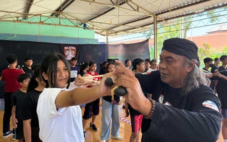 KORMI Kota Salatiga menggelar kegiatan KORMI Goes To School di SMP Stella Matutina, Rabu 8 Oktober 2025, untuk mempromosikan olahraga rekreasi ketapel. Kegiatan ini bertujuan menumbuhkan semangat olahraga yang edukatif dan menyenangkan. Siswa mendapat coaching clinic dari Tim Salatiga Slingshot dengan prinsip safety first.