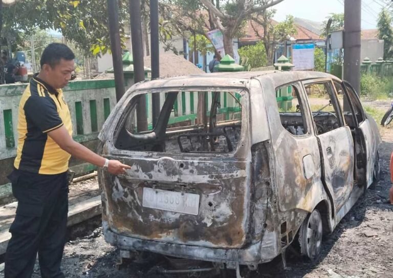 Sebuah mobil Toyota Avanza AD-1568-RM terbakar di Jalan Yusuf Ronodipuro, Tingkir Tengah, Kota Salatiga, Jumat (10/10/2025) siang. Pengemudi bernama Nuryanto selamat, namun mobil hangus terbakar. Diduga api muncul akibat percikan kabel sound system yang menyambar uap pertalite di dalam kendaraan.