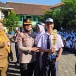 Kapolres Salatiga AKBP Veronica menjadi Inspektur Upacara di SMP Negeri 1 Salatiga pada Senin, 13 Oktober 2025. Kegiatan ini bertujuan menanamkan disiplin, nilai kebangsaan, dan kesadaran hukum melalui program “Police Go To School”. Upacara berlangsung khidmat dengan pesan moral dan motivasi bagi para siswa.