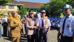 Kapolres Salatiga AKBP Veronica menjadi Inspektur Upacara di SMP Negeri 1 Salatiga pada Senin, 13 Oktober 2025. Kegiatan ini bertujuan menanamkan disiplin, nilai kebangsaan, dan kesadaran hukum melalui program “Police Go To School”. Upacara berlangsung khidmat dengan pesan moral dan motivasi bagi para siswa.