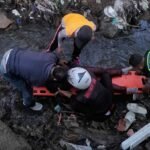 Kecelakaan tunggal menimpa Puji (43) dan anaknya Z (14) di Jalan Jenderal Sudirman, depan Kantor PLN UPT Semarang, Sabtu (18/10/2025) pagi. Motor yang dikendarai tiba-tiba oleng dan masuk ke saluran air sedalam tiga meter. Keduanya luka-luka dan dirawat di RSUD dr. Gondo Suwarno Ungaran.